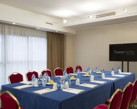 The meeting room features natural light and state-of-the-art technologies