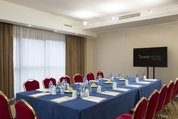 The meeting room features natural light and state-of-the-art technologies