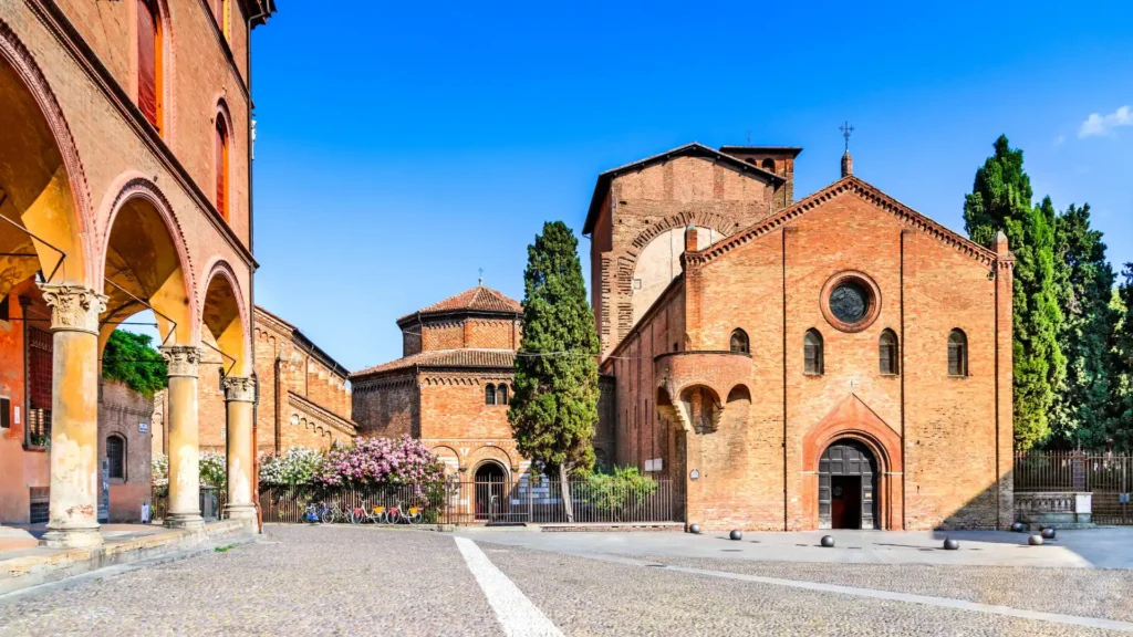 Nell'immagine uno scorcio della città di Bologna con una delle sue chiese